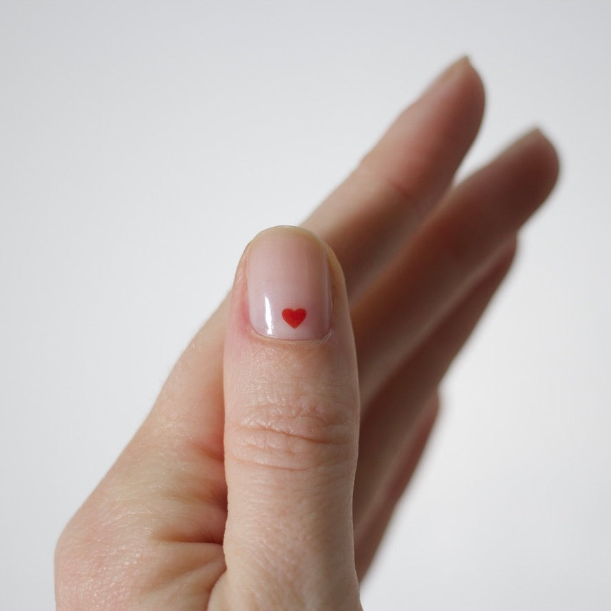 coeur rouge minimalist nail art, nail tattoo