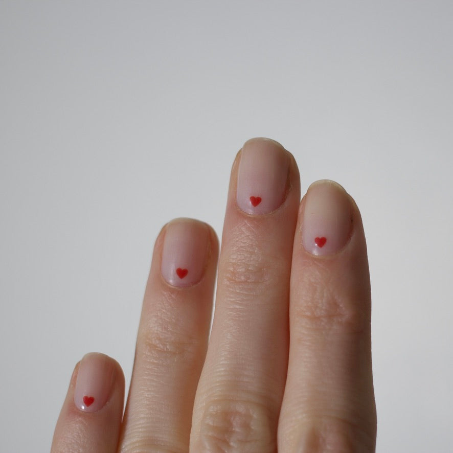 coeur rouge minimalist nail art, nail tattoo, fond mat