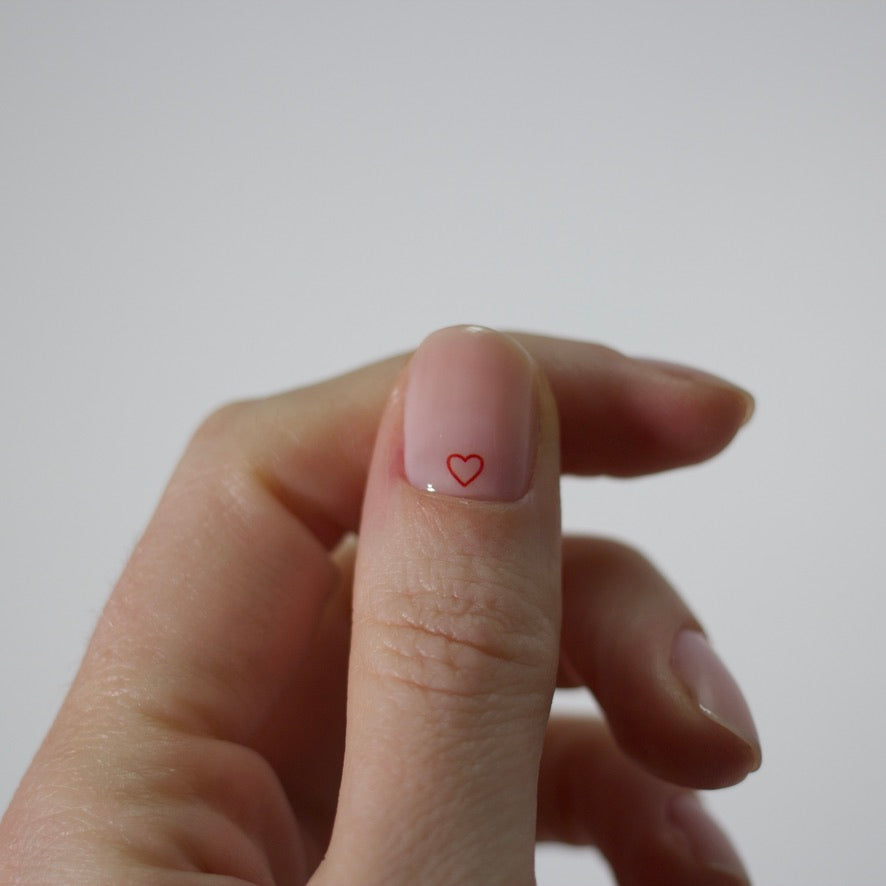 coeur rouge minimalist nail art, nail tattoo, vernis soin bleucocotte