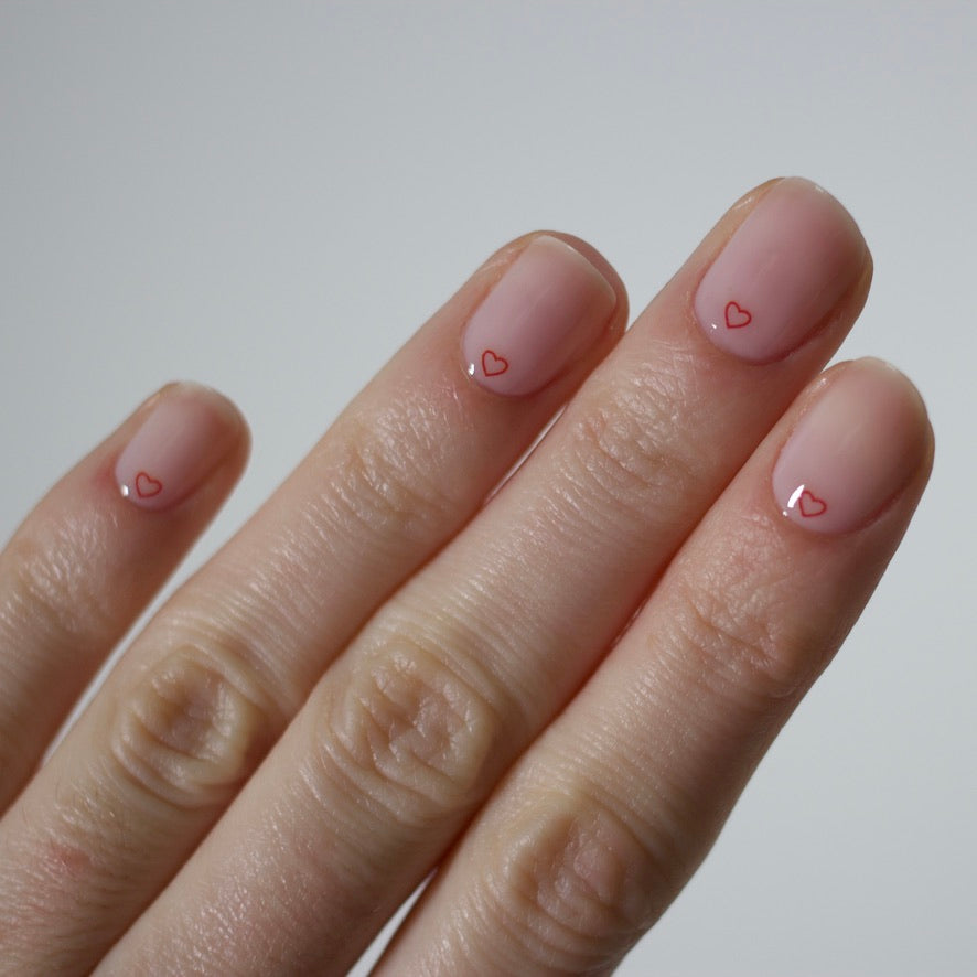 coeur rouge minimalist nail art, nail tattoo, vernis soin bleucocotte