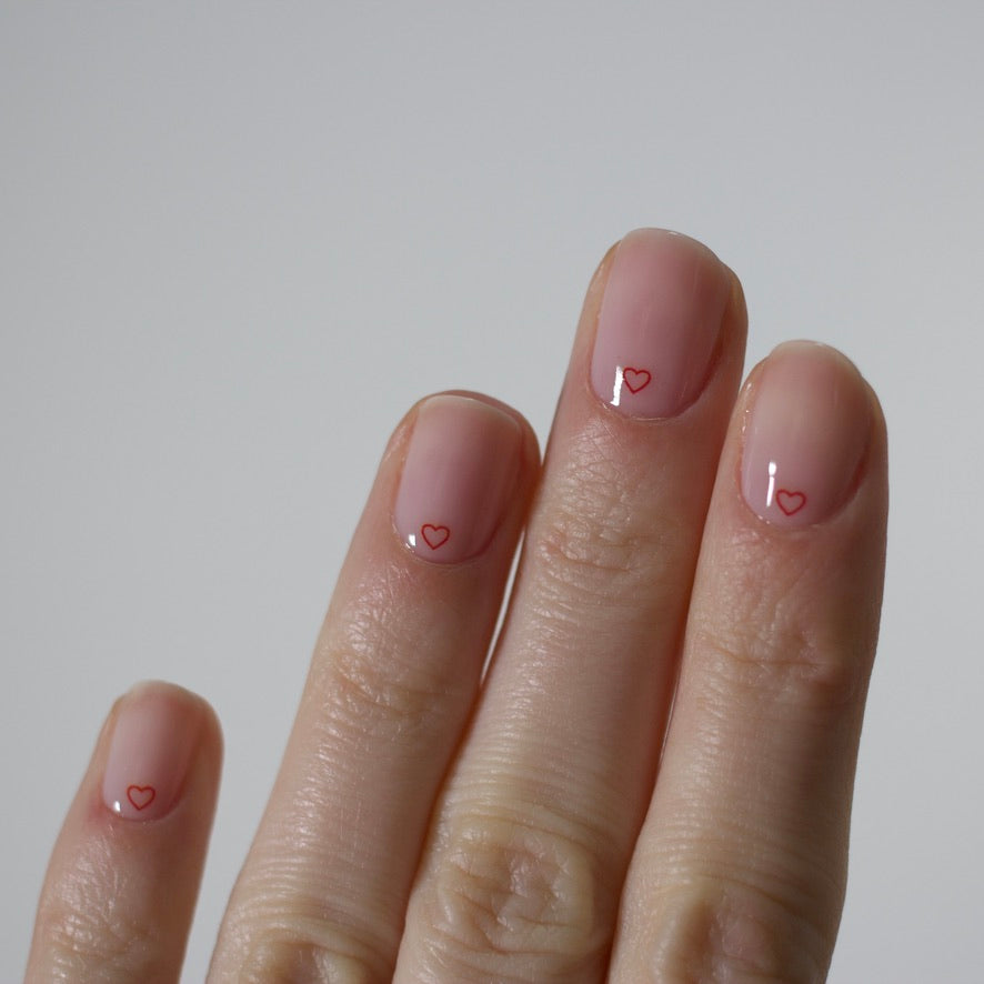 coeur rouge minimalist nail art, nail tattoo, vernis soin bleucocotte