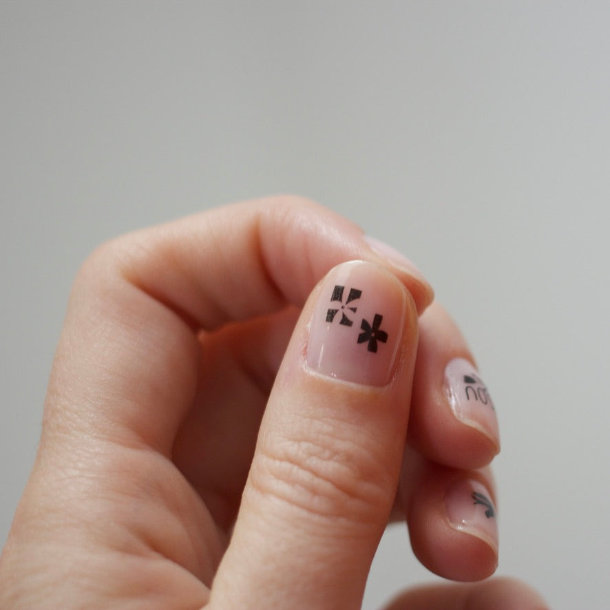 nail art facile tatouage bisous fleurs