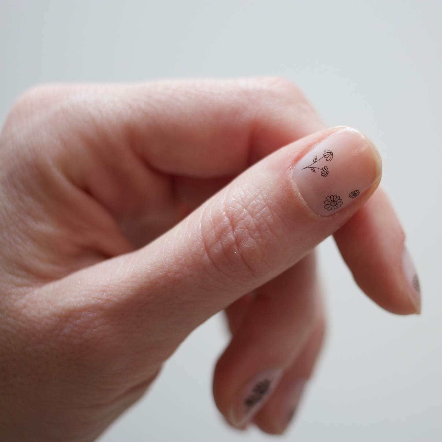 nail tattoo fleur, beau nail art