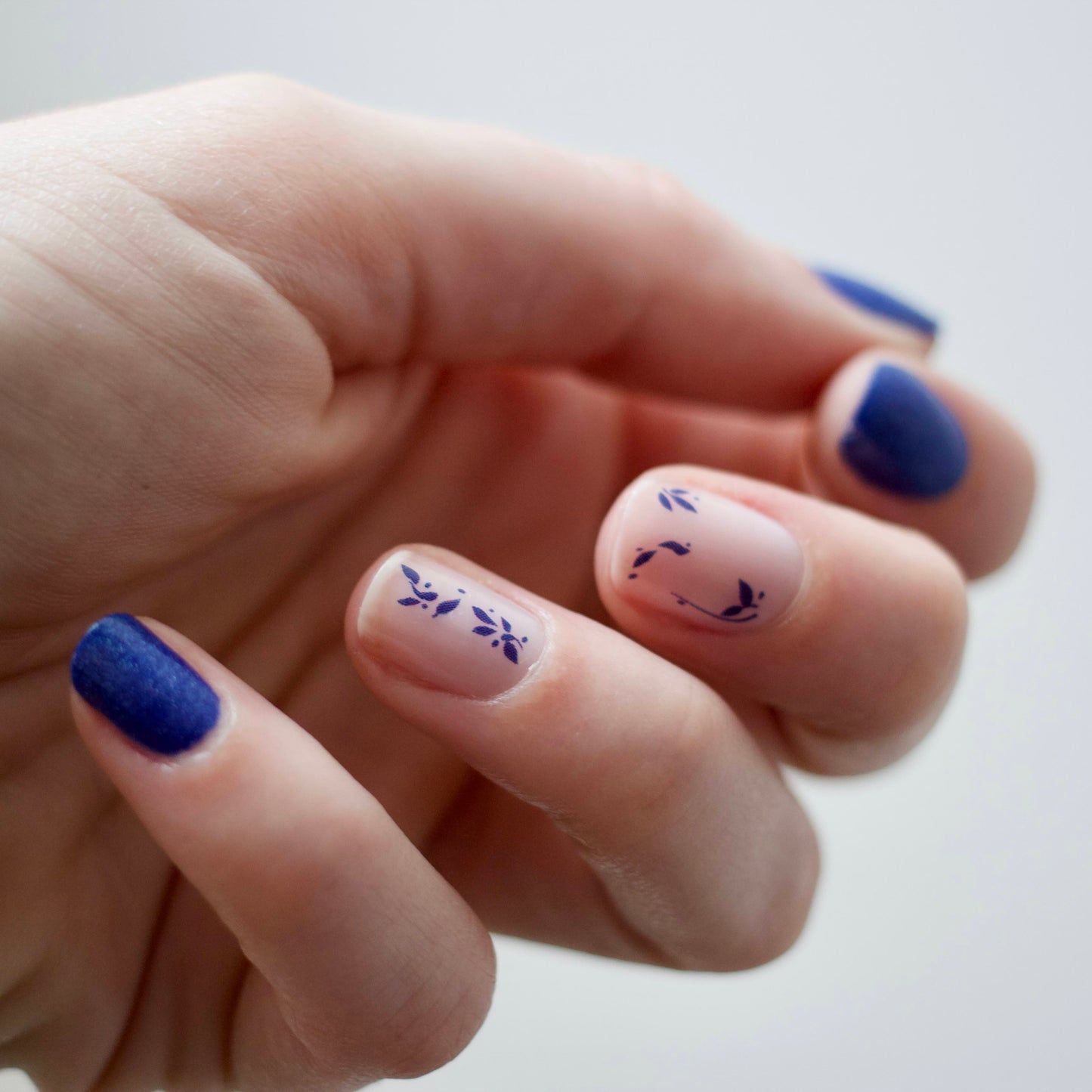 nail tattoo, nail art tendance, manucure facile, manucure maison, nail art bleu