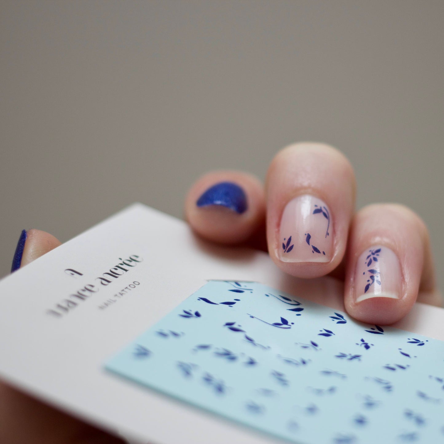 nail tattoo, nail art tendance, manucure facile, manucure maison, fleurs bleues