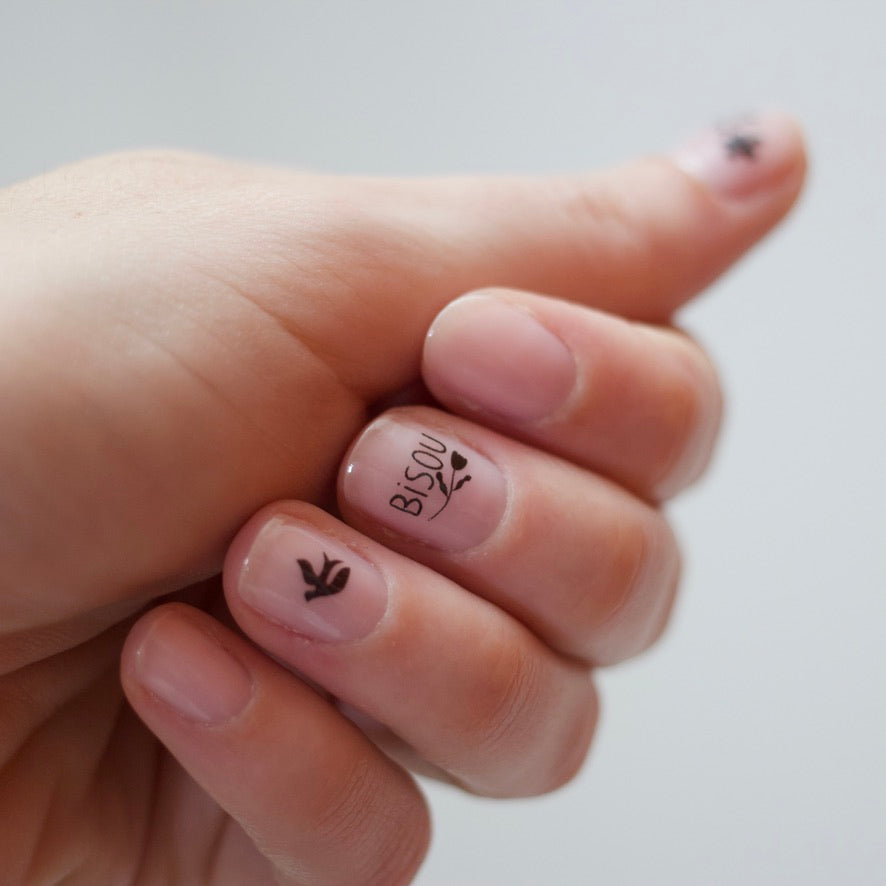 nail art facile tatouage bisous fleur oiseau