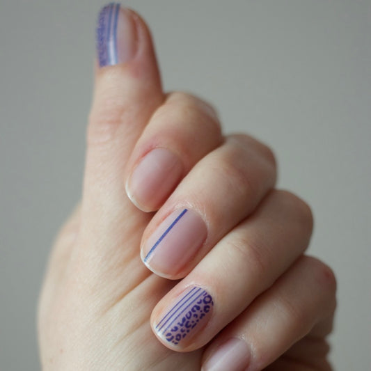 manucure graphique nail tattoo bleu nuance ancrée