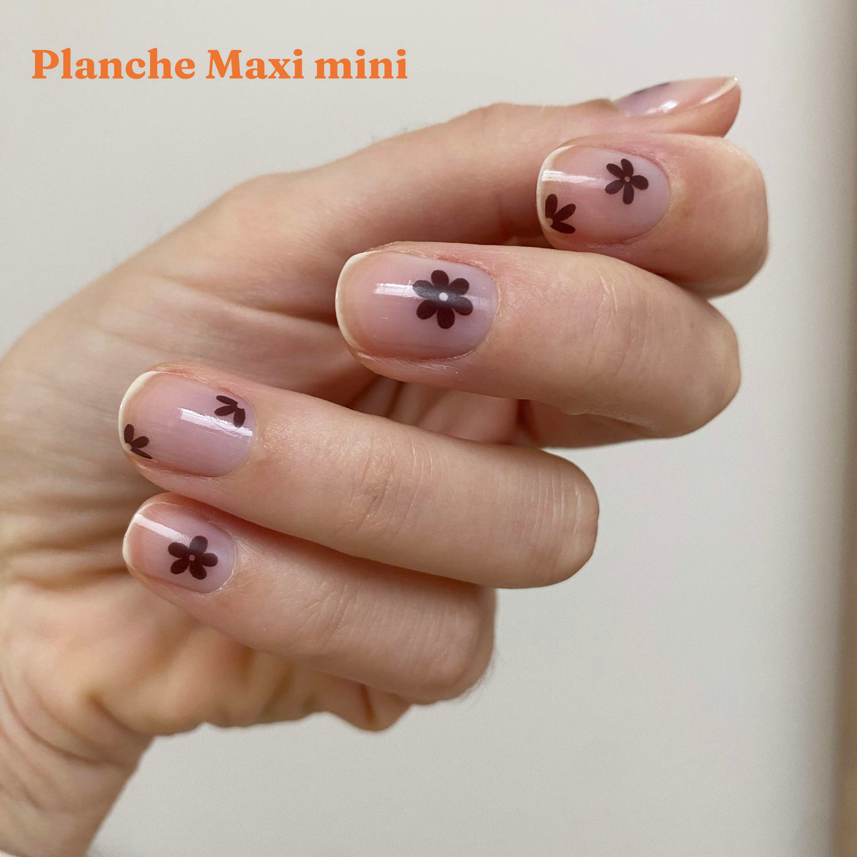 discrete fleurs marron nail art