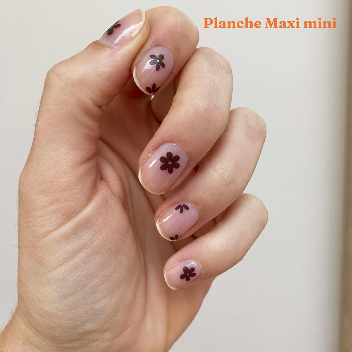 fleur burgundy nail art