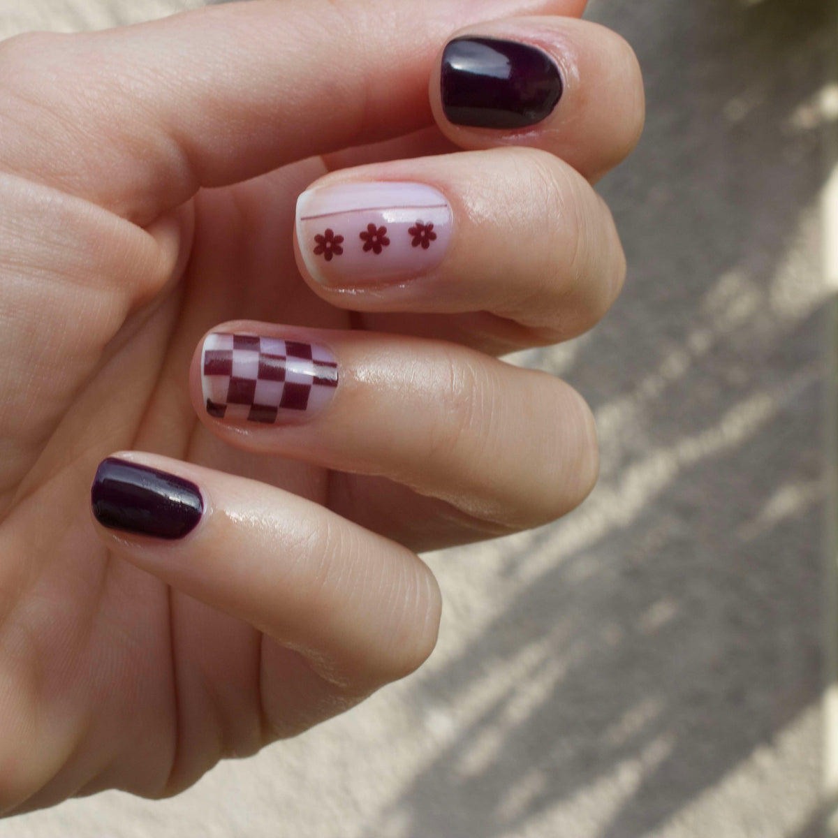 nail art damier burgundy