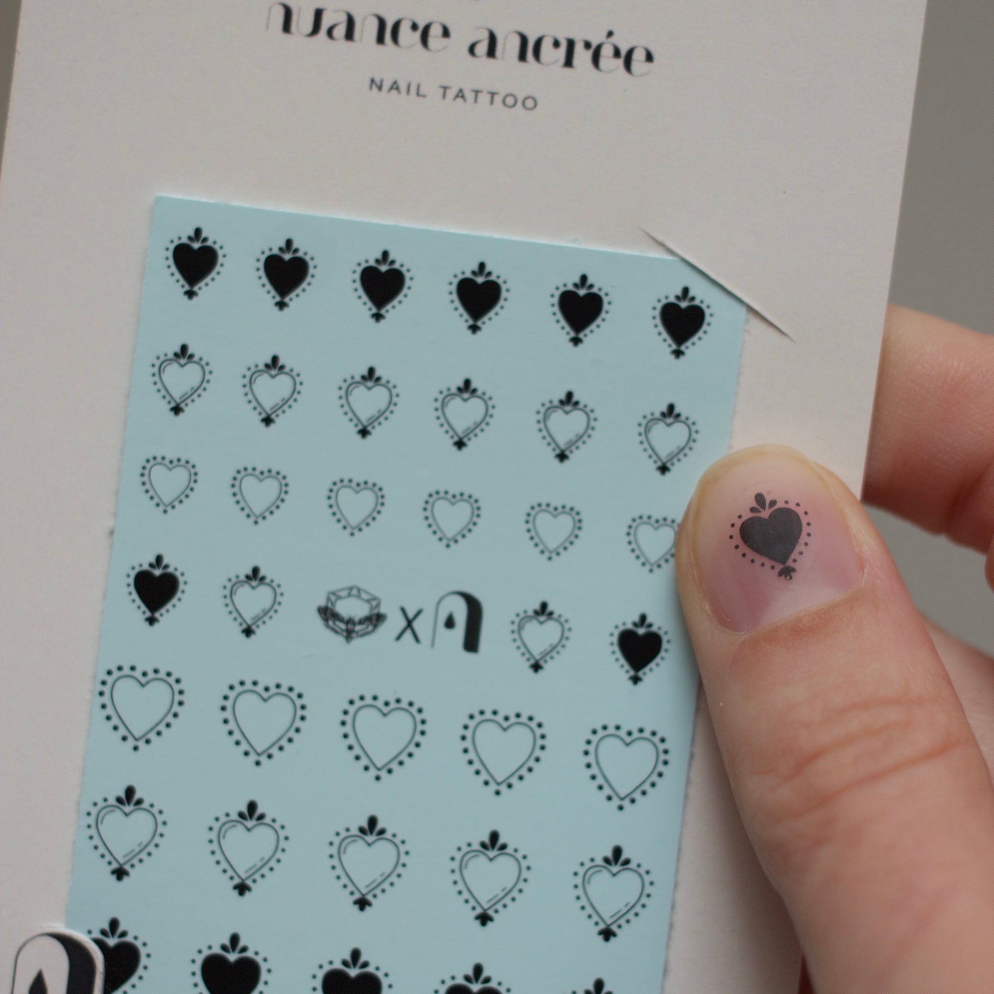 nail art coeur, nail tattoos, coeurs points